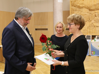 Marszałek Elżbieta Anna Polak wręcza „Odznakę Honorową za Zasługi dla Województwa Lubuskiego” dla doktora Jürgena Waltera Muracha