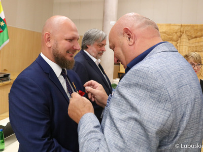 Przewodniczący sejmiku Wacław Maciuszonek  wręcza „Odznakę Honorową za Zasługi dla Województwa Lubuskiego” dla doktora Grzegorza Biszczanika