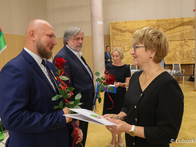Marszałek Elżbieta Anna Polak wręcza „Odznakę Honorową za Zasługi dla Województwa Lubuskiego” dla doktora Grzegorza Biszczanika