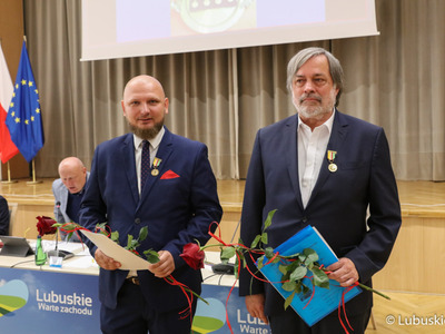 Odznaczeni „Odznaką Honorową za Zasługi dla Województwa Lubuskiego”: dr Jürgen Walter Murach (z prawej) oraz dr Grzegorz Biszczanik.
