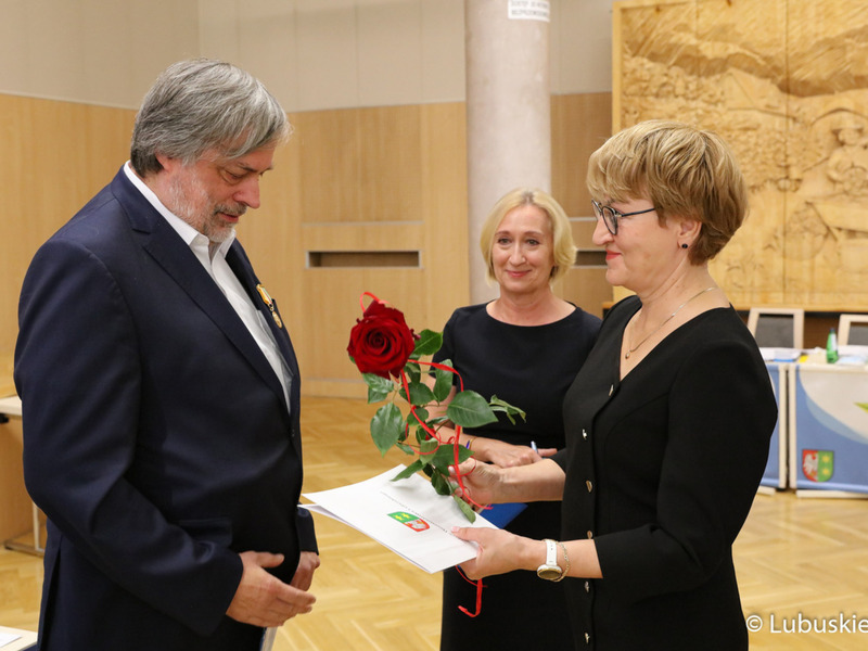 Marszałek Elżbieta Anna Polak wręcza „Odznakę Honorową za Zasługi dla Województwa Lubuskiego” dla doktora Jürgena Waltera Muracha