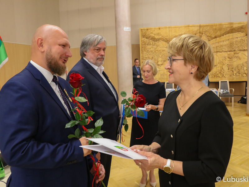 Marszałek Elżbieta Anna Polak wręcza „Odznakę Honorową za Zasługi dla Województwa Lubuskiego” dla doktora Grzegorza Biszczanika