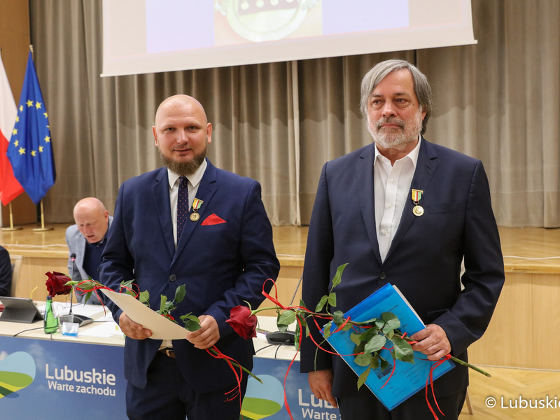 Odznaczeni „Odznaką Honorową za Zasługi dla Województwa Lubuskiego”: dr Jürgen Walter Murach (z prawej) oraz dr Grzegorz Biszczanik.