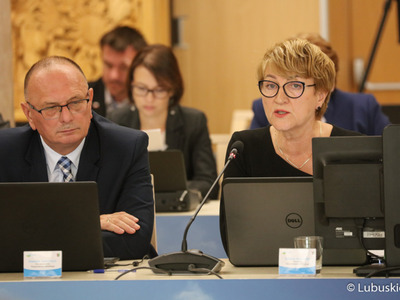 Członkowie zarządu woj. lubuskiego na wrześniowej sesji Sejmiku Województwa Lubuskiego. Wicemarszałek Stanisław Tomczyszyn oraz marszałek Elżbieta Anna Polak
