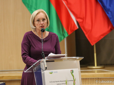 Lubuska Kurator Oświaty Ewa Rawa przemawia podczas wrześniowej sesjo Sejmiku Województwa Lubuskiego