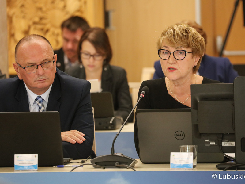 Członkowie zarządu woj. lubuskiego na wrześniowej sesji Sejmiku Województwa Lubuskiego. Wicemarszałek Stanisław Tomczyszyn oraz marszałek Elżbieta Anna Polak