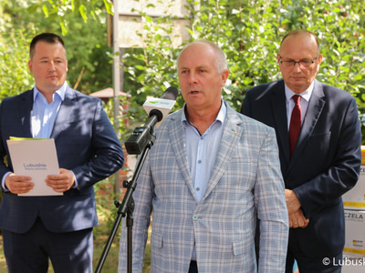 Przewodniczący Komisji Rolnictwa i Ochrony Środowiska Sejmiku Województwa Lubuskiego Zbigniew Kołodziej (przy mikrofonie) podczas konferencji prasowej dotyczącej etapu realizacji projektu wsparcia lubuskich pszczelarzy „zakup węzy pszczelej”. 
