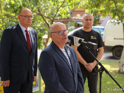 Prezes Lubuskiego Związku Pszczelarzy Bogusław Dubiel (przy mikrofonie) podczas konferencji prasowej dotyczącej etapu realizacji projektu wsparcia lubuskich pszczelarzy „zakup węzy pszczelej”. 
