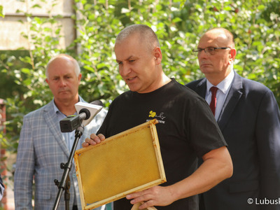Uczestnicy konferencji prasowej dotyczącej etapu realizacji projektu wsparcia lubuskich pszczelarzy „zakup węzy pszczelej”. Marcin Kamiński z Pasieki Klenica