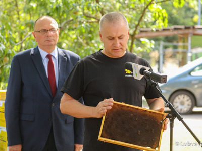 Uczestnicy konferencji prasowej dotyczącej etapu realizacji projektu wsparcia lubuskich pszczelarzy „zakup węzy pszczelej”. Marcin Kamiński z Pasieki Klenica