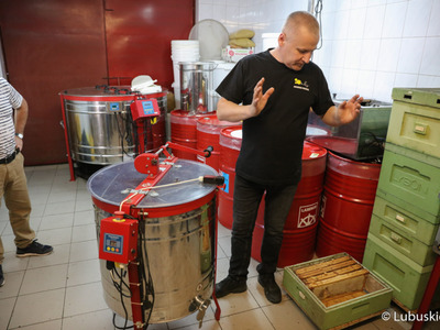 Pokaz zbierania miodu