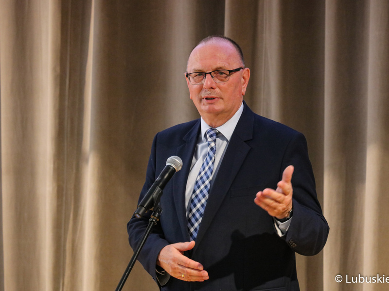 Wicemarszałek Stanisław Tomczyszyn przemawia podczas gali finałowej konkursu „Lubuskie EKOlogiczne” w Sali Kolumnowej Urzędu Marszałkowskiego Województwa Lubuskiego w Zielonej Górze.