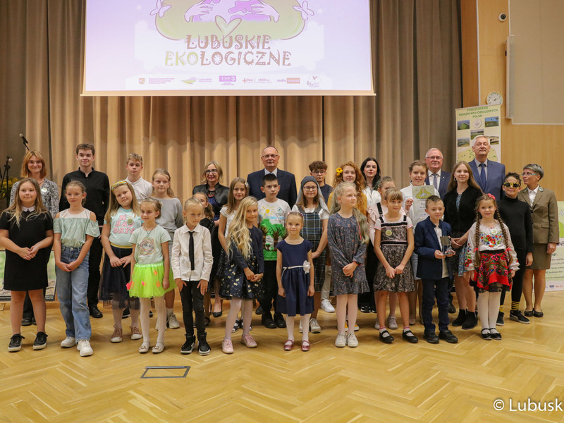 Gala finałowa konkursu „Lubuskie EKOlogiczne” w Sali Kolumnowej Urzędu Marszałkowskiego Województwa Lubuskiego w Zielonej Górze. Na zdjęciu laureaci konkursu oraz orgnizatorzy.
