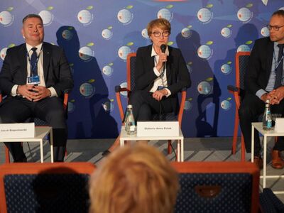 W czwartek, 8 września, marszałek Elżbieta Anna Polak wzięła udział w Forum Ekonomicznym w Karpaczu. Była uczestniczką panelu dyskusyjnego w ramach Forum Regionów.
