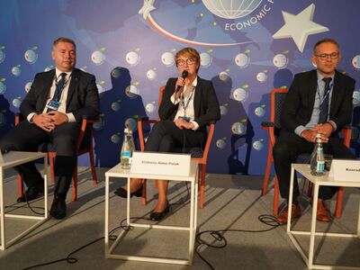 W czwartek, 8 września, marszałek Elżbieta Anna Polak wzięła udział w Forum Ekonomicznym w Karpaczu. Była uczestniczką panelu dyskusyjnego w ramach Forum Regionów.
