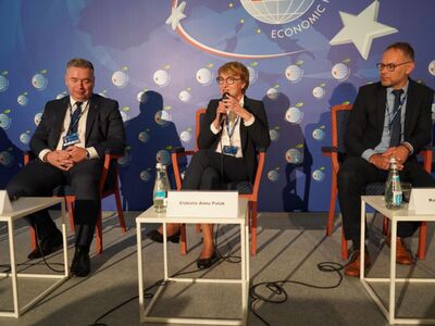 W czwartek, 8 września, marszałek Elżbieta Anna Polak wzięła udział w Forum Ekonomicznym w Karpaczu. Była uczestniczką panelu dyskusyjnego w ramach Forum Regionów.

