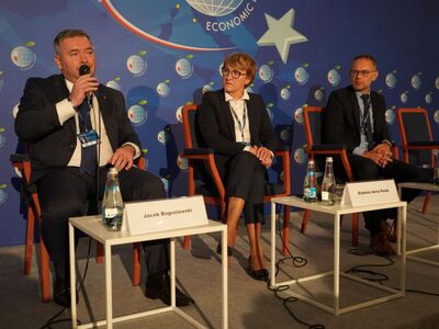 W czwartek, 8 września, marszałek Elżbieta Anna Polak wzięła udział w Forum Ekonomicznym w Karpaczu. Była uczestniczką panelu dyskusyjnego w ramach Forum Regionów.
