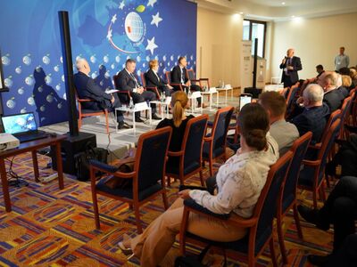 W czwartek, 8 września, marszałek Elżbieta Anna Polak wzięła udział w Forum Ekonomicznym w Karpaczu. Była uczestniczką panelu dyskusyjnego w ramach Forum Regionów.
