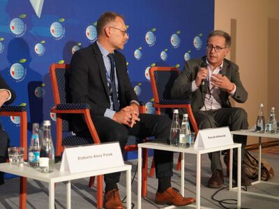 W czwartek, 8 września, marszałek Elżbieta Anna Polak wzięła udział w Forum Ekonomicznym w Karpaczu. Była uczestniczką panelu dyskusyjnego w ramach Forum Regionów.

