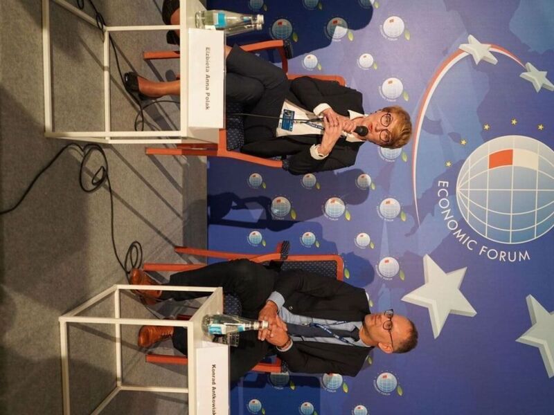 W czwartek, 8 września, marszałek Elżbieta Anna Polak wzięła udział w Forum Ekonomicznym w Karpaczu. Była uczestniczką panelu dyskusyjnego w ramach Forum Regionów.