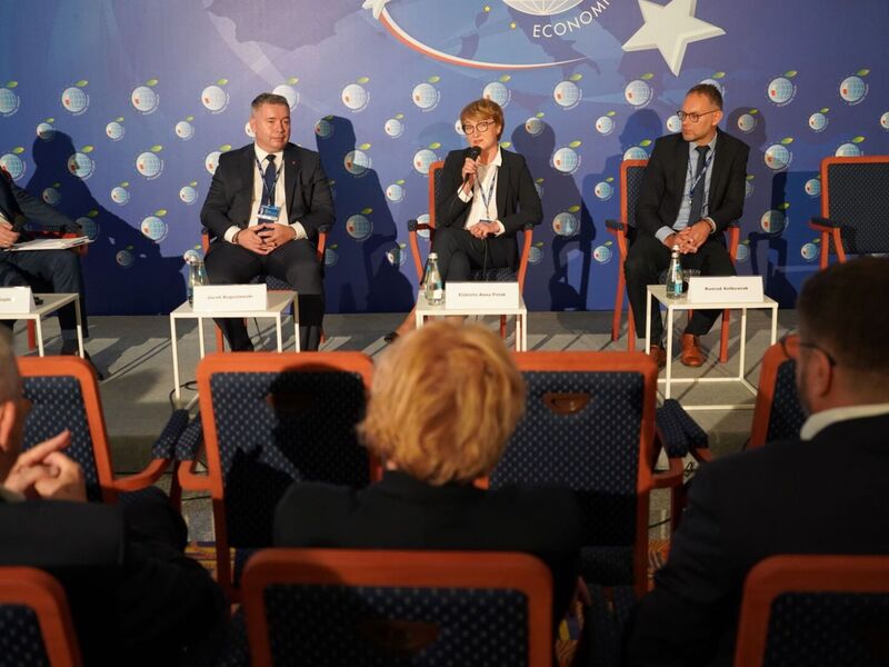 W czwartek, 8 września, marszałek Elżbieta Anna Polak wzięła udział w Forum Ekonomicznym w Karpaczu. Była uczestniczką panelu dyskusyjnego w ramach Forum Regionów.