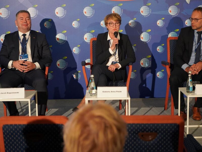 W czwartek, 8 września, marszałek Elżbieta Anna Polak wzięła udział w Forum Ekonomicznym w Karpaczu. Była uczestniczką panelu dyskusyjnego w ramach Forum Regionów.