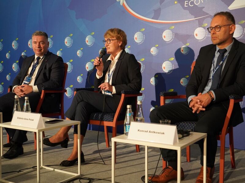 W czwartek, 8 września, marszałek Elżbieta Anna Polak wzięła udział w Forum Ekonomicznym w Karpaczu. Była uczestniczką panelu dyskusyjnego w ramach Forum Regionów.