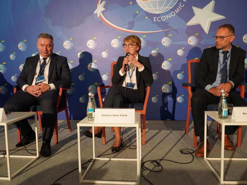 W czwartek, 8 września, marszałek Elżbieta Anna Polak wzięła udział w Forum Ekonomicznym w Karpaczu. Była uczestniczką panelu dyskusyjnego w ramach Forum Regionów.