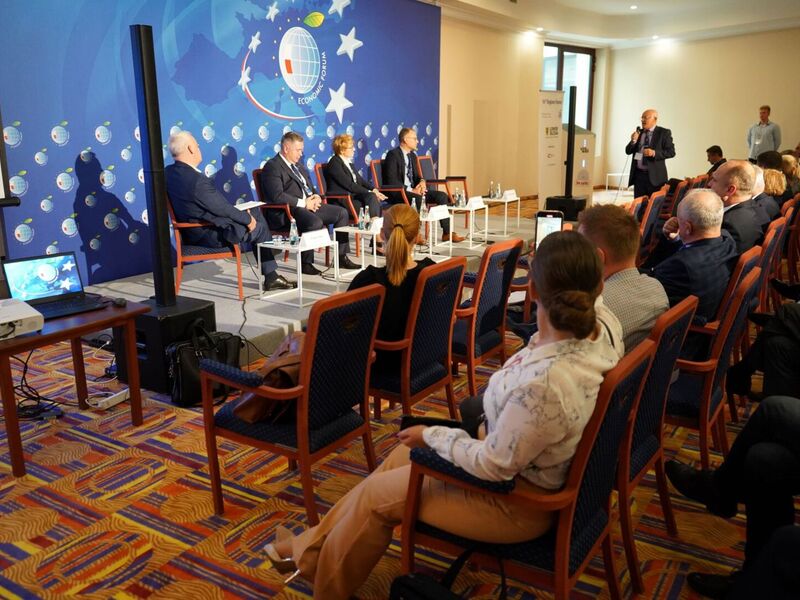 W czwartek, 8 września, marszałek Elżbieta Anna Polak wzięła udział w Forum Ekonomicznym w Karpaczu. Była uczestniczką panelu dyskusyjnego w ramach Forum Regionów.