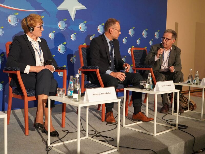 W czwartek, 8 września, marszałek Elżbieta Anna Polak wzięła udział w Forum Ekonomicznym w Karpaczu. Była uczestniczką panelu dyskusyjnego w ramach Forum Regionów.