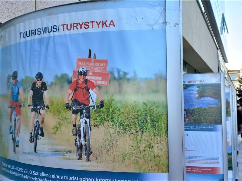 Wystawa dotyczącą projektów zrealizowanych w ramach Programu Współpracy INTERREG Brandenburgia-Polska od 31 sierpnia do 11 września 2022 r. jest prezentowana przy Bibliotece Norwida w Zielonej Górze