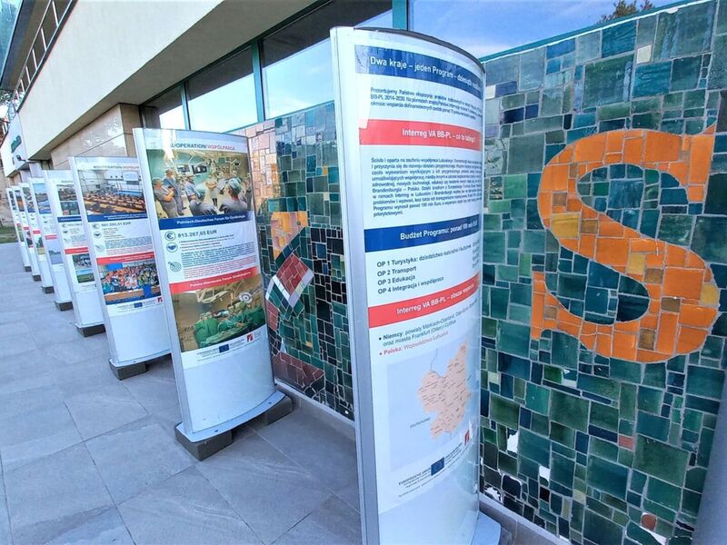 Wystawa dotyczącą projektów zrealizowanych w ramach Programu Współpracy INTERREG Brandenburgia-Polska od 31 sierpnia do 11 września 2022 r. jest prezentowana przy Bibliotece Norwida w Zielonej Górze
