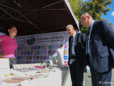 Wicemarszałek Stanisław Tomczyszyn (z prawej) przy jednym ze stoisk winobraniowych 