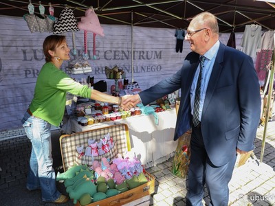 Wicemarszałek Stanisław Tomczyszyn (z prawej) przy jednym ze stoisk winobraniowych 