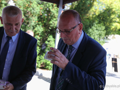 Wicemarszałek Stanisław Tomczyszyn (z prawej) przy jednym ze stoisk winobraniowych 