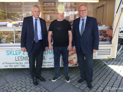 Wicemarszałek Stanisław Tomczyszyn (z prawej) przy jednym ze stoisk winobraniowych 