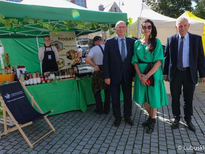 Wicemarszałek Stanisław Tomczyszyn (z lewej) przy jednym ze stoisk winobraniowych 
