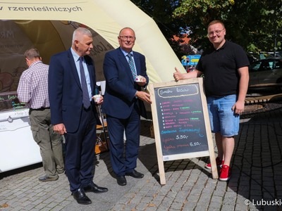 Wicemarszałek Stanisław Tomczyszyn (w środku) przy jednym ze stoisk winobraniowych 