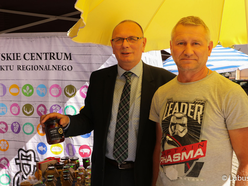 Wicemarszałek Stanisław Tomczyszyn(z lewej) przy jednym ze stoisk winobraniowych