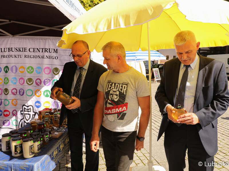 Wicemarszałek Stanisław Tomczyszyn (z lewej) przy jednym ze stoisk winobraniowych