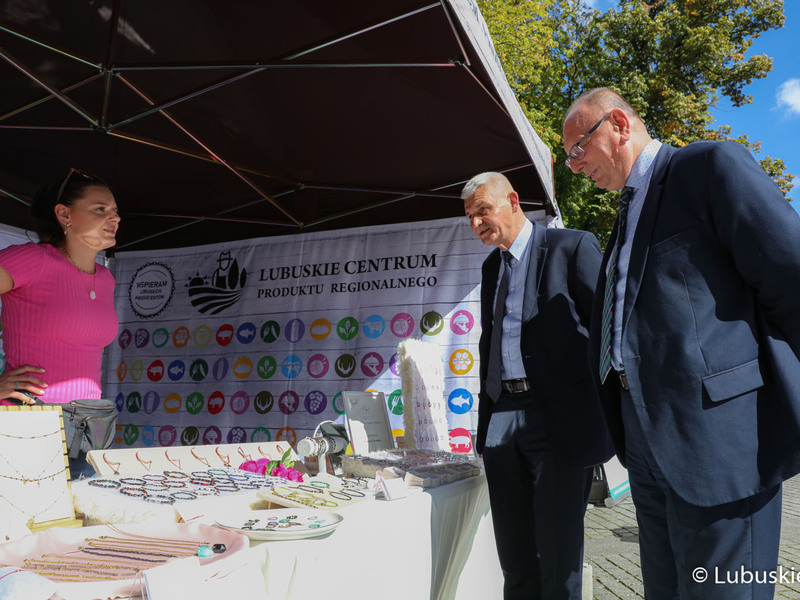 Wicemarszałek Stanisław Tomczyszyn (z prawej) przy jednym ze stoisk winobraniowych