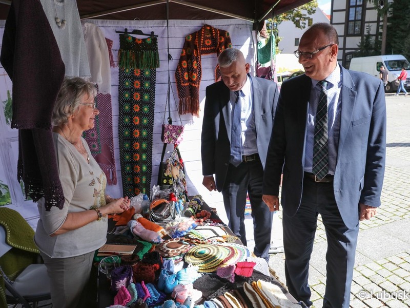 Wicemarszałek Stanisław Tomczyszyn (z prawej) przy jednym ze stoisk winobraniowych