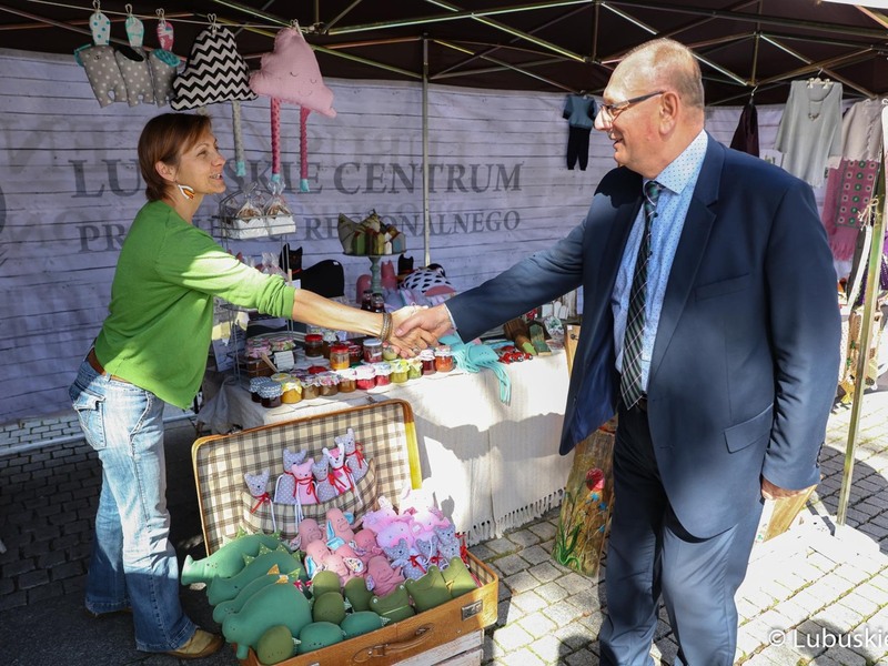 Wicemarszałek Stanisław Tomczyszyn (z prawej) przy jednym ze stoisk winobraniowych