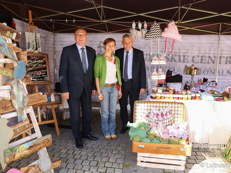 Wicemarszałek Stanisław Tomczyszyn (z lewej) przy jednym ze stoisk winobraniowych