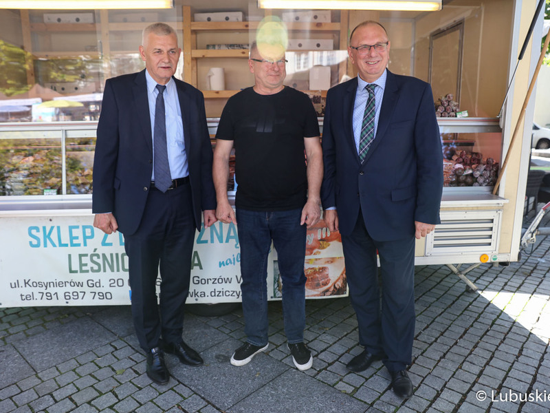 Wicemarszałek Stanisław Tomczyszyn (z prawej) przy jednym ze stoisk winobraniowych