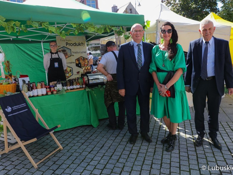 Wicemarszałek Stanisław Tomczyszyn (z lewej) przy jednym ze stoisk winobraniowych