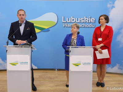 Wicemarszałek Łukasz Porycki, radna Województwa Lubuskiego, przewodnicząca Komisji Zdrowia, Rodziny i Spraw Społecznych Anna Chinalska (w środku) oraz zastępca dyrektora Departamentu Ochrony Zdrowia UMWL Mirosałwa Dulat na konferencji prasowej