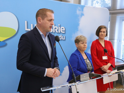 Wicemarszałek Łukasz Porycki, radna Województwa Lubuskiego, przewodnicząca Komisji Zdrowia, Rodziny i Spraw Społecznych Anna Chinalska (w środku) oraz zastępca dyrektora Departamentu Ochrony Zdrowia UMWL Mirosałwa Dulat na konferencji prasowej