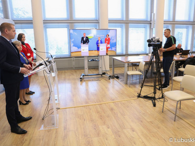 Uczestnicy konferencji prasowej w Sali Prasowej Urzędu Marszałkowskiego Województwa Lubuskiego dot. stypendiów dla studentów kształcących się na szkoleniach podyplomowych z psychologii klinicznej i psychoterapii oraz dofinansowania do profilaktyki i rehabilitacji Lubuszan. 