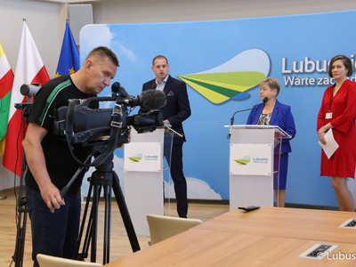 Wicemarszałek Łukasz Porycki, radna Województwa Lubuskiego, przewodnicząca Komisji Zdrowia, Rodziny i Spraw Społecznych Anna Chinalska (w środku) oraz zastępca dyrektora Departamentu Ochrony Zdrowia UMWL Mirosałwa Dulat na konferencji prasowej